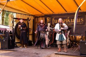 Lebendiges Mittelalter auf den Wiesen am Chiemsee im Seepark Bernau – Felden