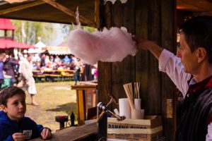 Lebendiges Mittelalter auf den Wiesen am Chiemsee im Seepark Bernau – Felden