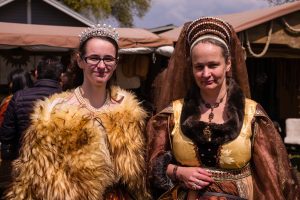 Lebendiges Mittelalter auf den Wiesen am Chiemsee im Seepark Bernau – Felden