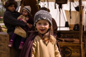 Lebendiges Mittelalter auf den Wiesen am Chiemsee im Seepark Bernau – Felden