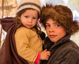 Lebendiges Mittelalter auf den Wiesen am Chiemsee im Seepark Bernau – Felden
