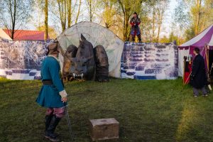 Lebendiges Mittelalter auf den Wiesen am Chiemsee im Seepark Bernau – Felden