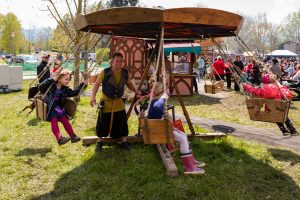 Lebendiges Mittelalter auf den Wiesen am Chiemsee im Seepark Bernau – Felden