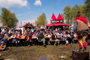 Lebendiges Mittelalter auf den Wiesen am Chiemsee im Seepark Bernau – Felden