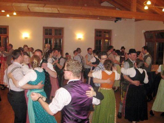 kl-1Tanzfreuden-im-Atzinger-Vereinshaus