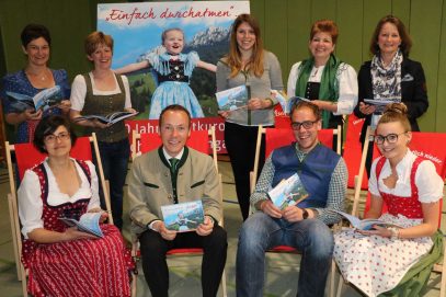kl-Team der Tourist Info Aschau mit Luftprospekt 2017