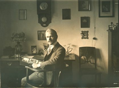 sach 02 71 Max Hickl im Wohnzimmer Stein