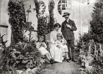 sach 03 Anna und Max Hickl mit den Soehnen Theo und Siegfried um 1915 vor der Schule Stein