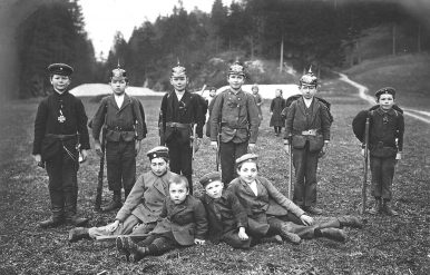 sach 13 230 Sachranger Schulbuben beim Kriegspielen