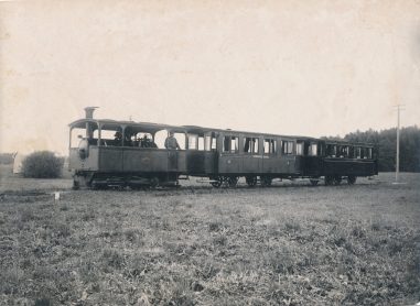 1904 Chiemsee-Bahn auf freier Strecke 2015 noerdlich Klinik Roseneck Haus B