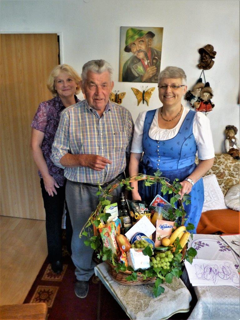 Rudi Richter mit Katharina Hartmann (li) und Annemarie Braun