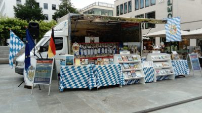 Standaufbau in der Fruehe, ohne Leute