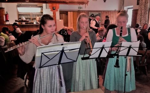 kl-01 Schuster Dirndl