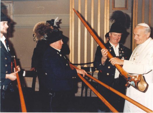 Papstmit3Alphornbläsern