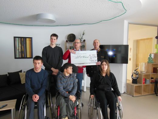 k-1Spende mit Scheck