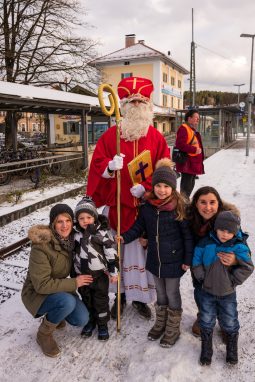 Nikolaus am Bahnsteig