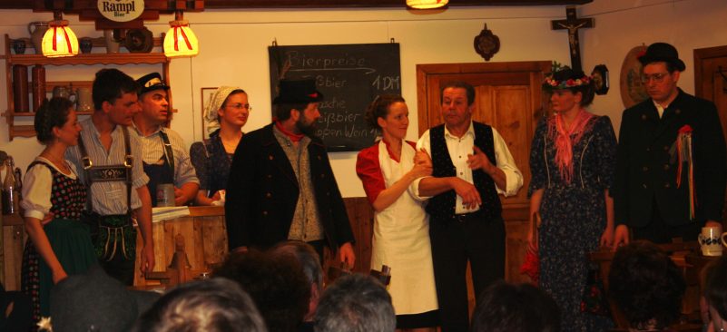 Bild 4 Der Wirt stimmt ein zum Schlussgesang