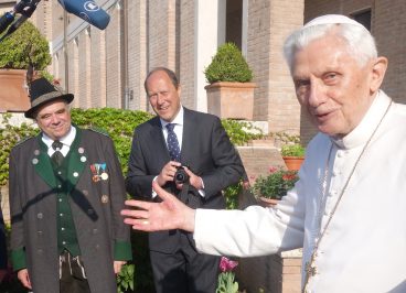 Haberfellner mit Papst und Mandlik