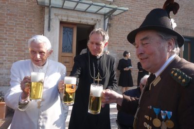 Steininger mit Papst und B. Gaenswein