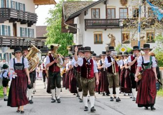 1EinzugMusikkapelle Samerberg