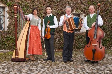 Fesch und Resch - im Hof von Kloster Höglwörth - Gmd. Anger