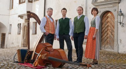 Fesch und Resch - im Hof von Kloster Höglwörth - Gmd. Anger