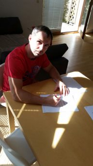 Dusan-Frosch-bei-der-Vertragsunterzeichnung