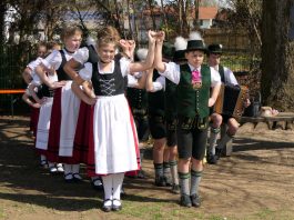 P020GwandundTrachtenmarktAßling