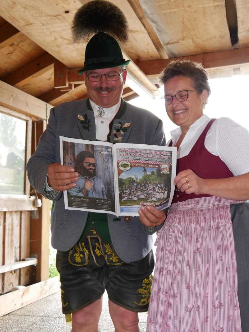 sie bestaunen das erste Exemplar