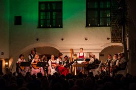 Almsommer-Schloss-Amerang-1007173