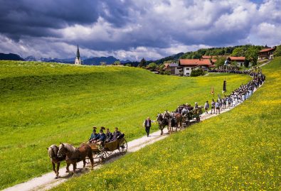 Festzug mit Ehrengaesten von Toerwang ins Festzelt / Samerberg