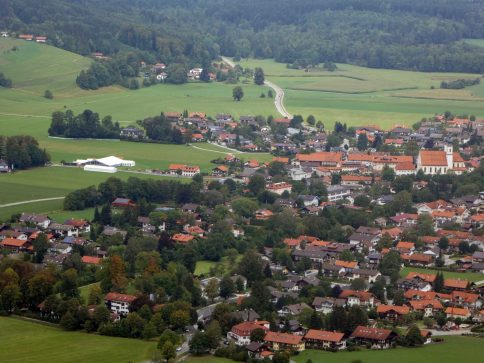 kl-Blick auf Aschau Kirche und Zelt 1