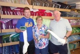 kl-Familie Hugel im Geschäft von Resi Bartl