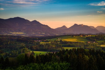 Blick von Ratzingerhoehe zur Hochries