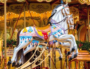 altes Kinderkarussell mit Pferden