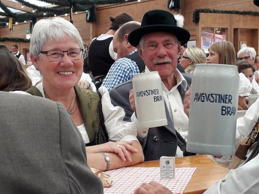 Ehrenvorplattler Walter Christl mit Frau Helga