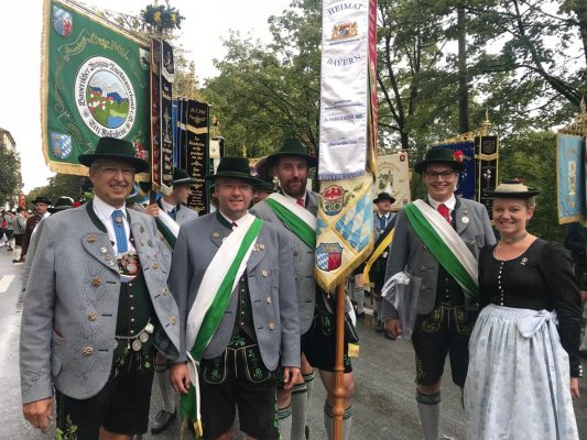 Oberlandler auf der Wiesn (1)