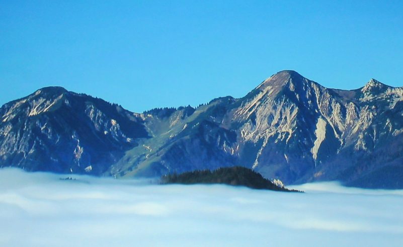 Geigelstein und Breitenstein über Nebel