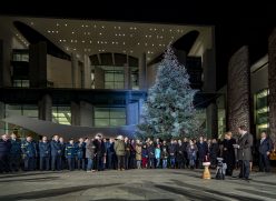 Uebergabe der Weihnachtsbaeume an das Bundeskanzleramt