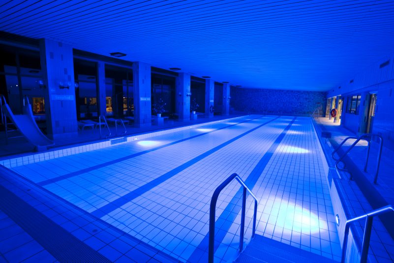 Bernamare mit blauer Beleuchtung Bernau