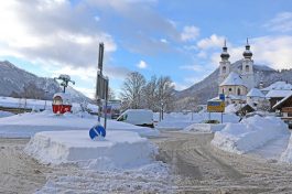 kl-Ortskern Aschau mit Kreisverkehr_Foto H. Reiter