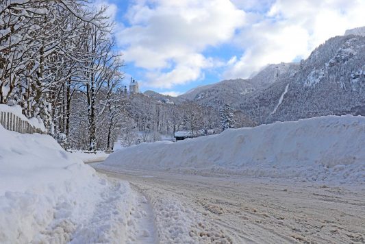 kl-Schlossbergstrasse mit Schloss und Kampenwand_Foto H. Reiter