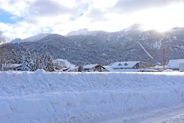 kl-Zellerhornstrasse mit Kampenwand in Aschau_Foto H. Reiter