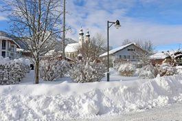 kl-am Hans-Clarin-Platz mit Aschauer Kirche_Foto H . Reiter