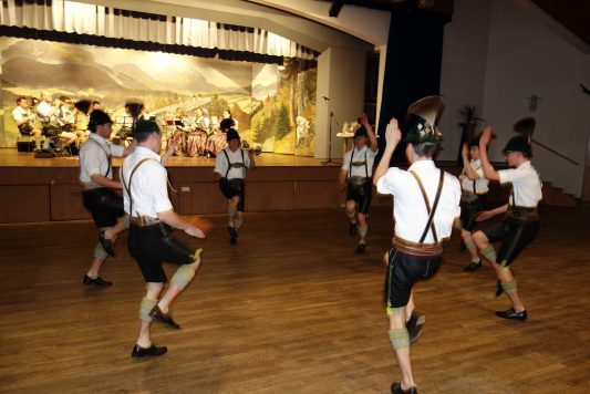 Aktive Buam beim Schuhplattler