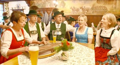 Mitglieder des Trachtenvereins Bayrischzell musizieren und singen.