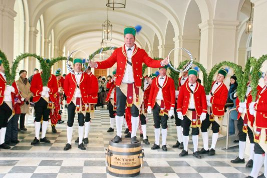 kl-3ReifenschwingerimSchloss