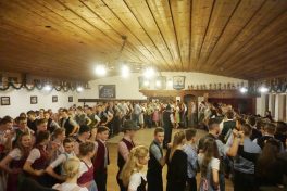 kl-Die Tänzer beim Auftanz am Anfang der Übungsstunde