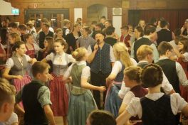 kl-Florian Wörndl inmitten der Tänzer