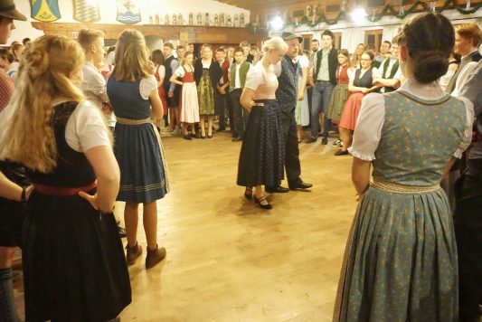 kl-Florian Wörndl zeigt einen Tanzschritt